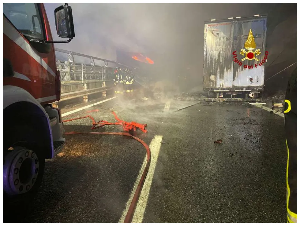 Foto grave incidente sulla a26 al bivio con la a10 mezzo pesante in