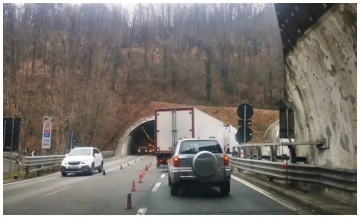 A26, incidente nel cambio di carreggiata lunghe code primocanale.it