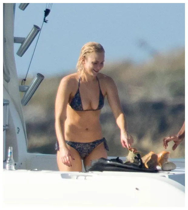 Taut abs! reveals her flat stomach in new york!