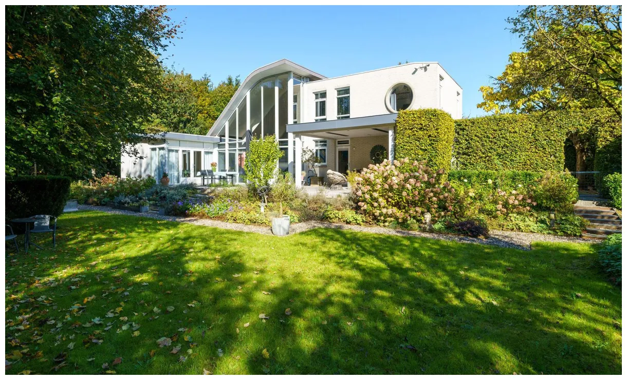 Zet futuristische villa te koop op funda prijs