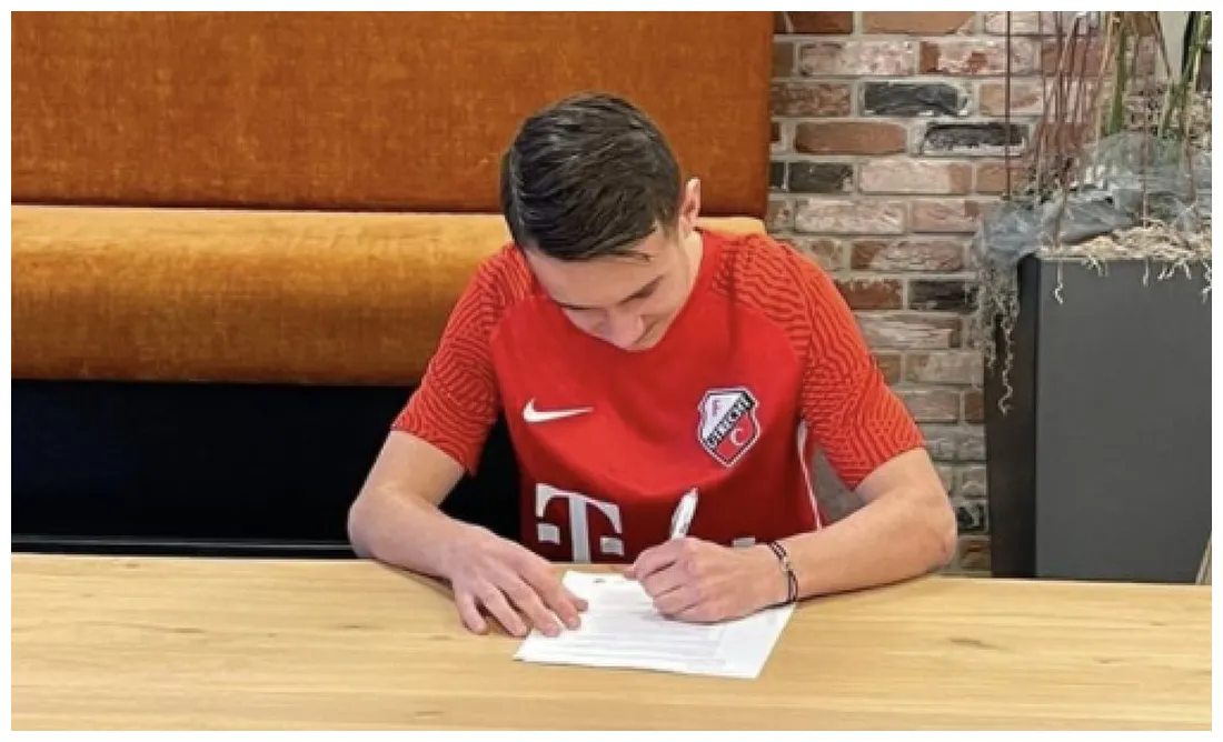 Jessey sneiijder 15 , son of wesley sneijder, signs contract at fc