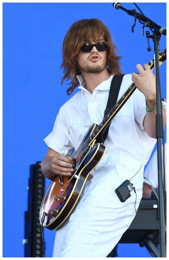 Stranger Things star Joe Keery wears disguise to perform his music as Djo