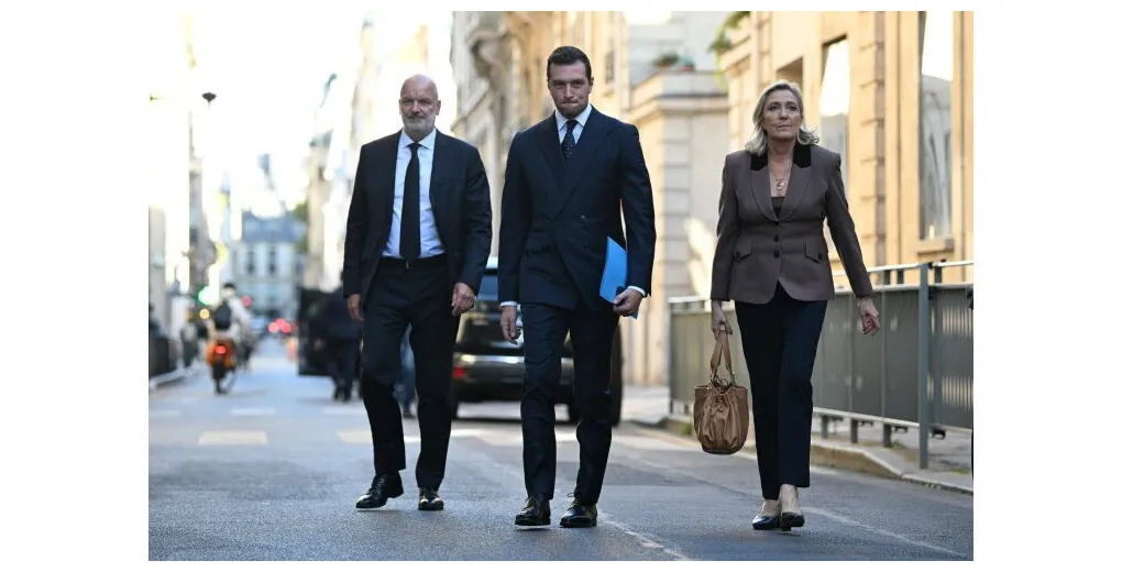 Politique. marine le pen et reçus par l'ambassadeur