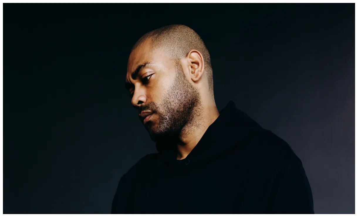 Performs "p's & q's" & "pan-fried" live at abbey road studios