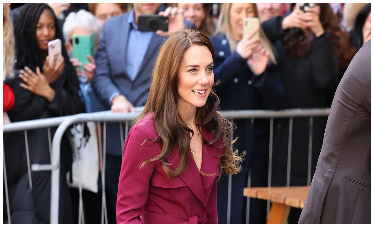 Weiß um die wirkungsmacht eines wickelkleides vogue