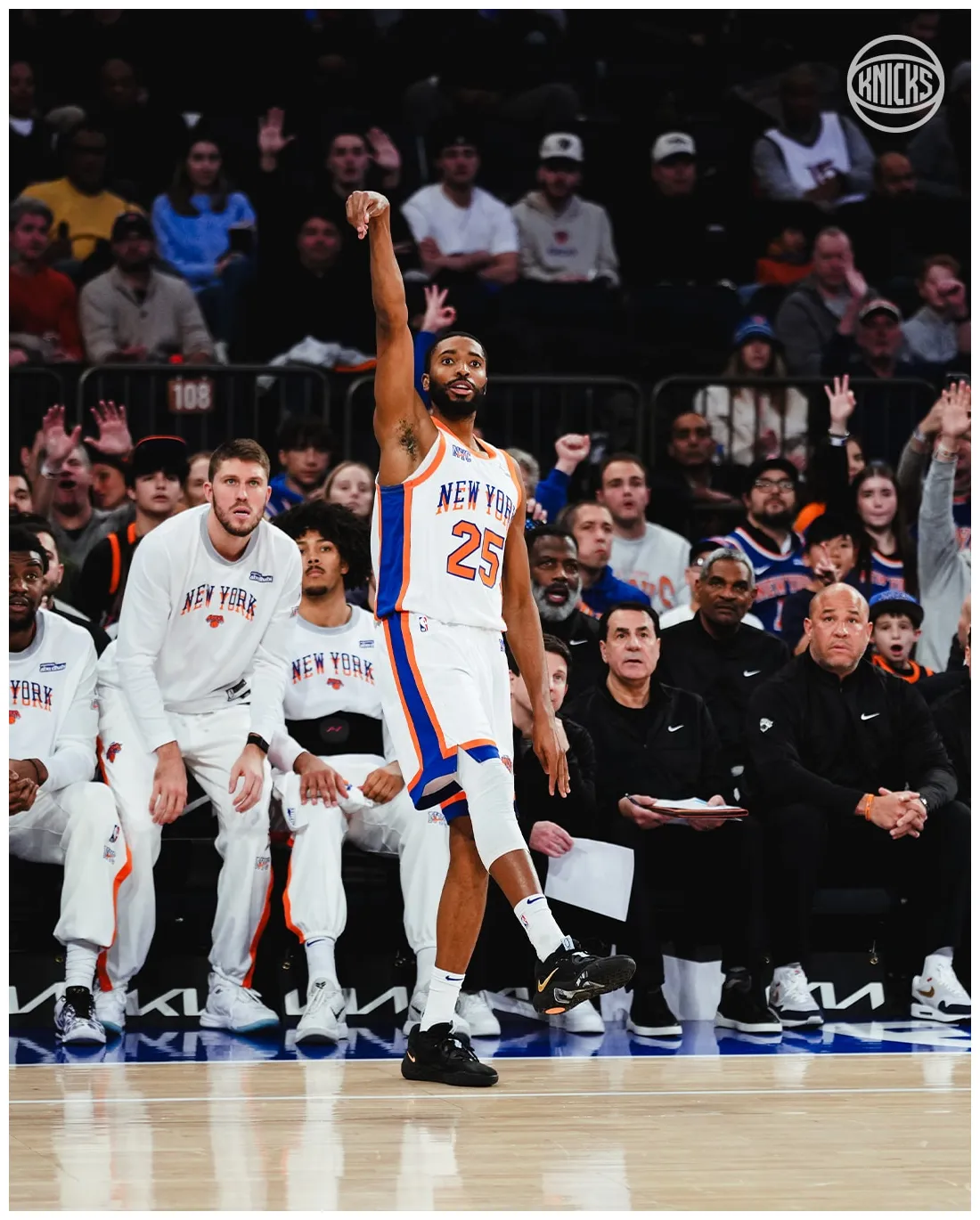 Knicks on the court december 1 vs pelicans new york knicks