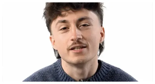 On vous présente léo, futur candidat de la star academy