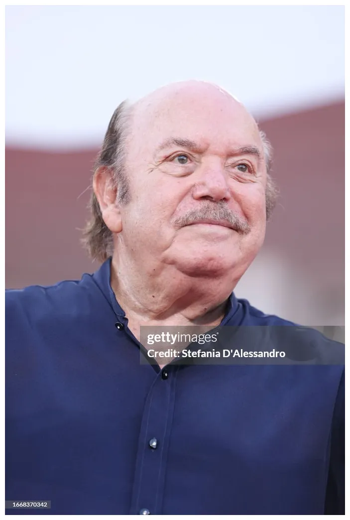 Attends a red carpet for the movie "hors-saison " at the