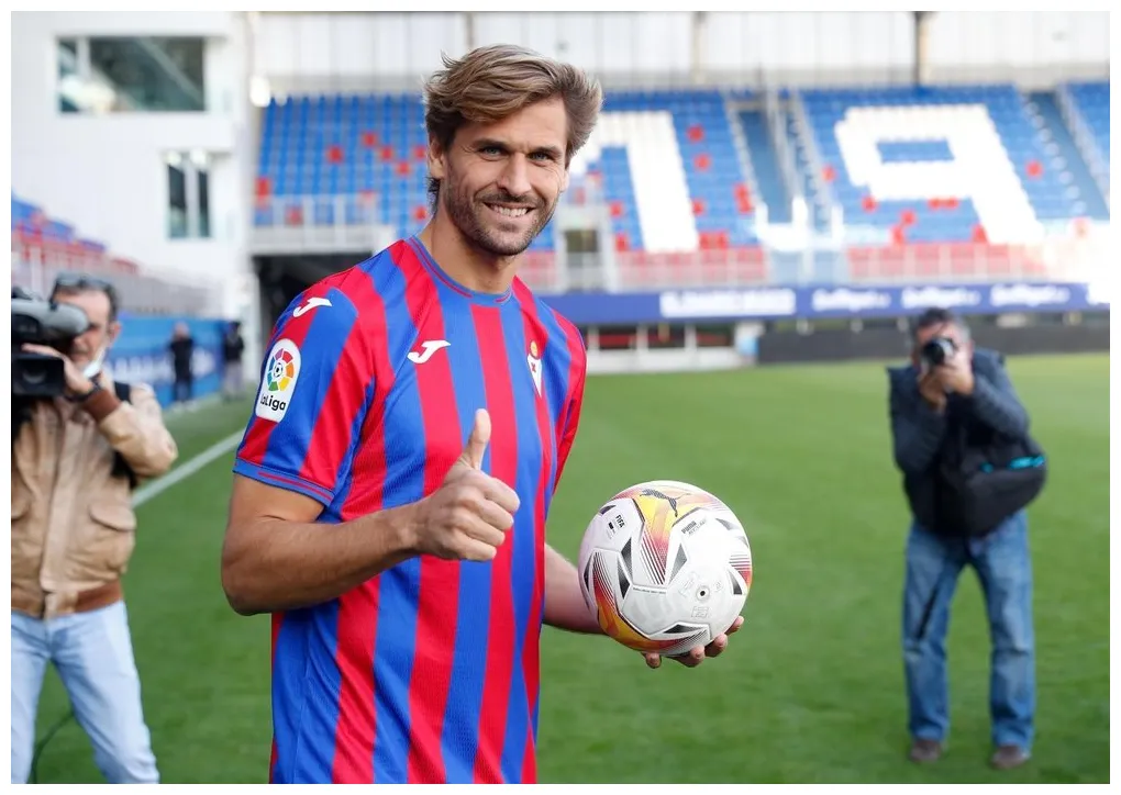 OFFICIAL: Ex-Spurs player Llorente confirms retirement