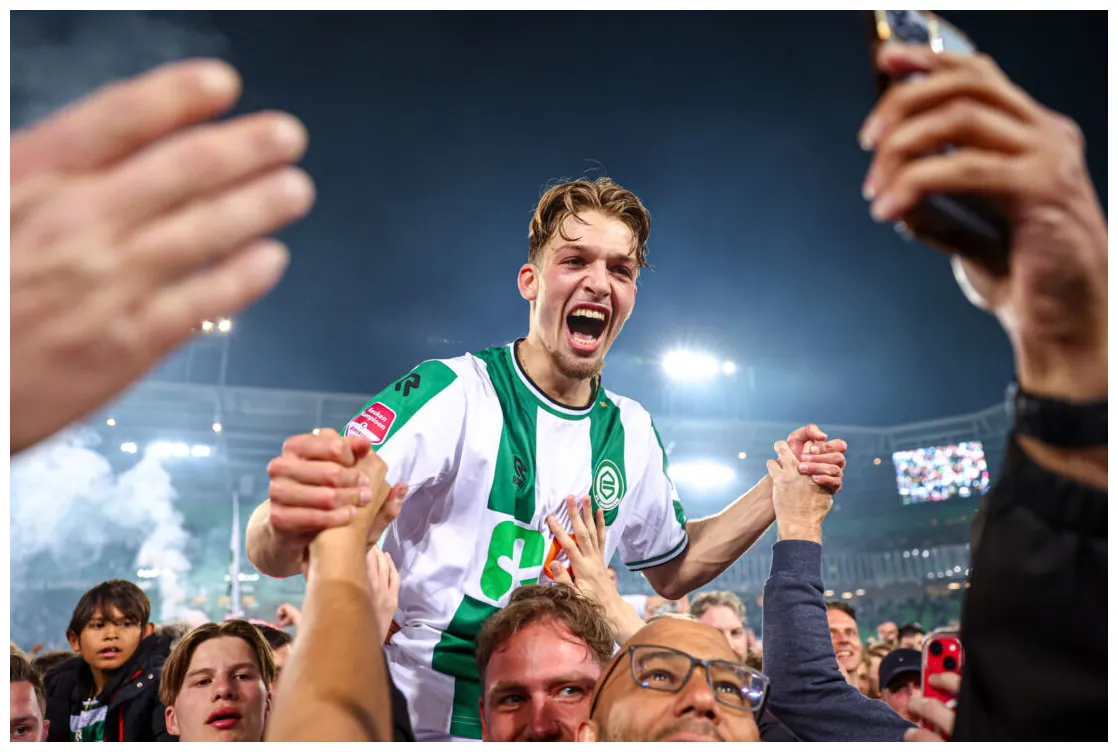 Foto ' gespot bij topclub en krijgt… voetbalnieuws