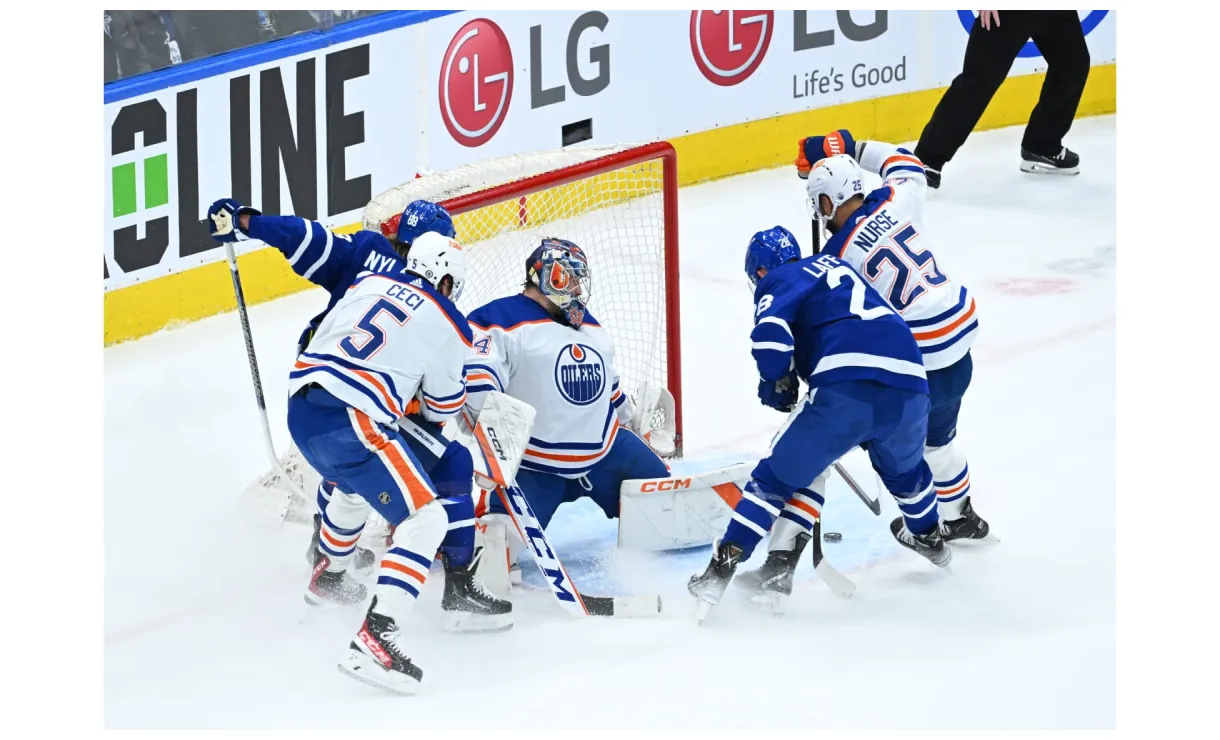 Gallery oilers at maple leafs edmonton oilers