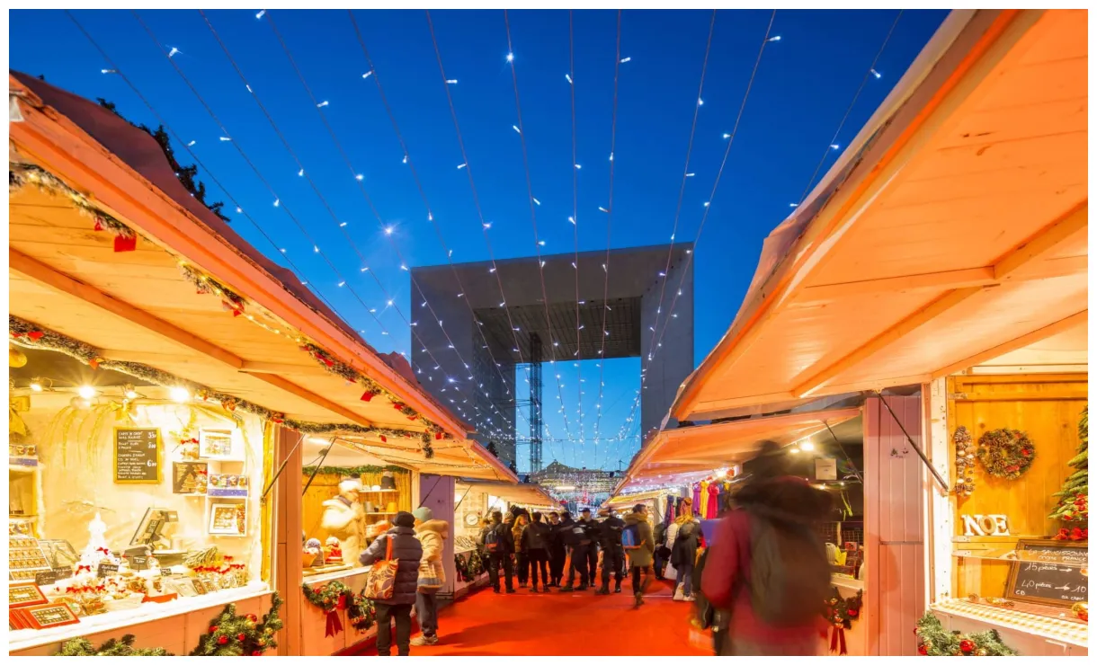 L'immense marché de noël de paris la défense est de retour en novembre