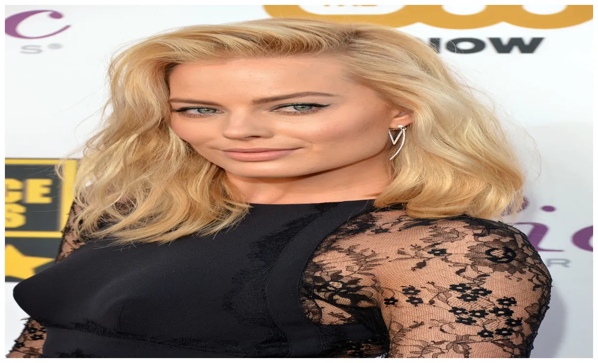 Margot Robbie | 360 Degrees of All-Out Glamour at the Critics' Choice