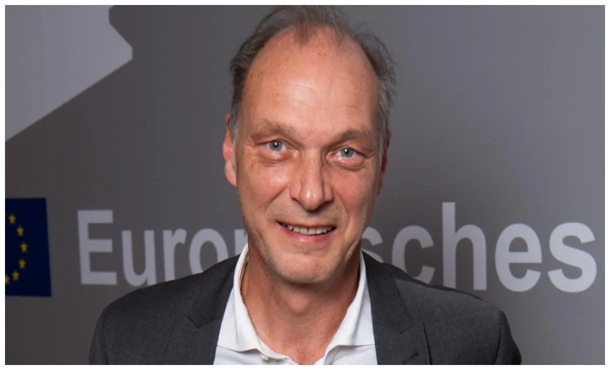 Wer ist die frau an seiner seite?