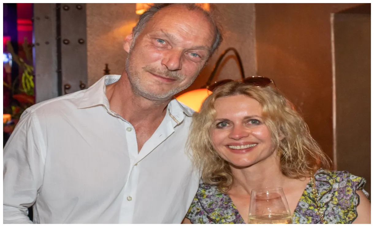 Wer ist die frau an seiner seite?