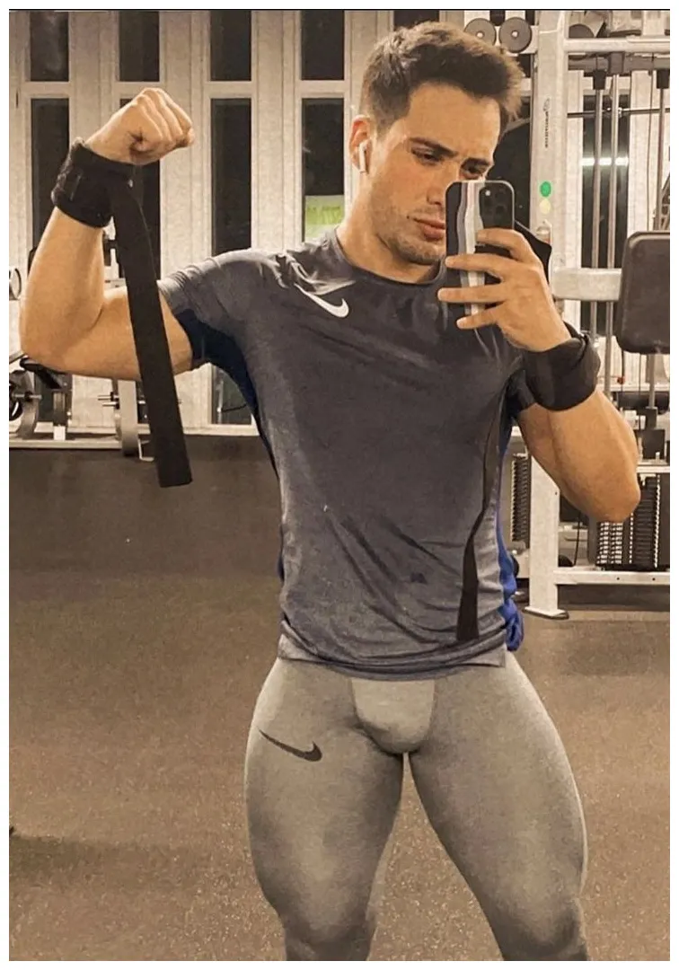 Men’s training gear gym outfit men, men in tight pants, lycra men