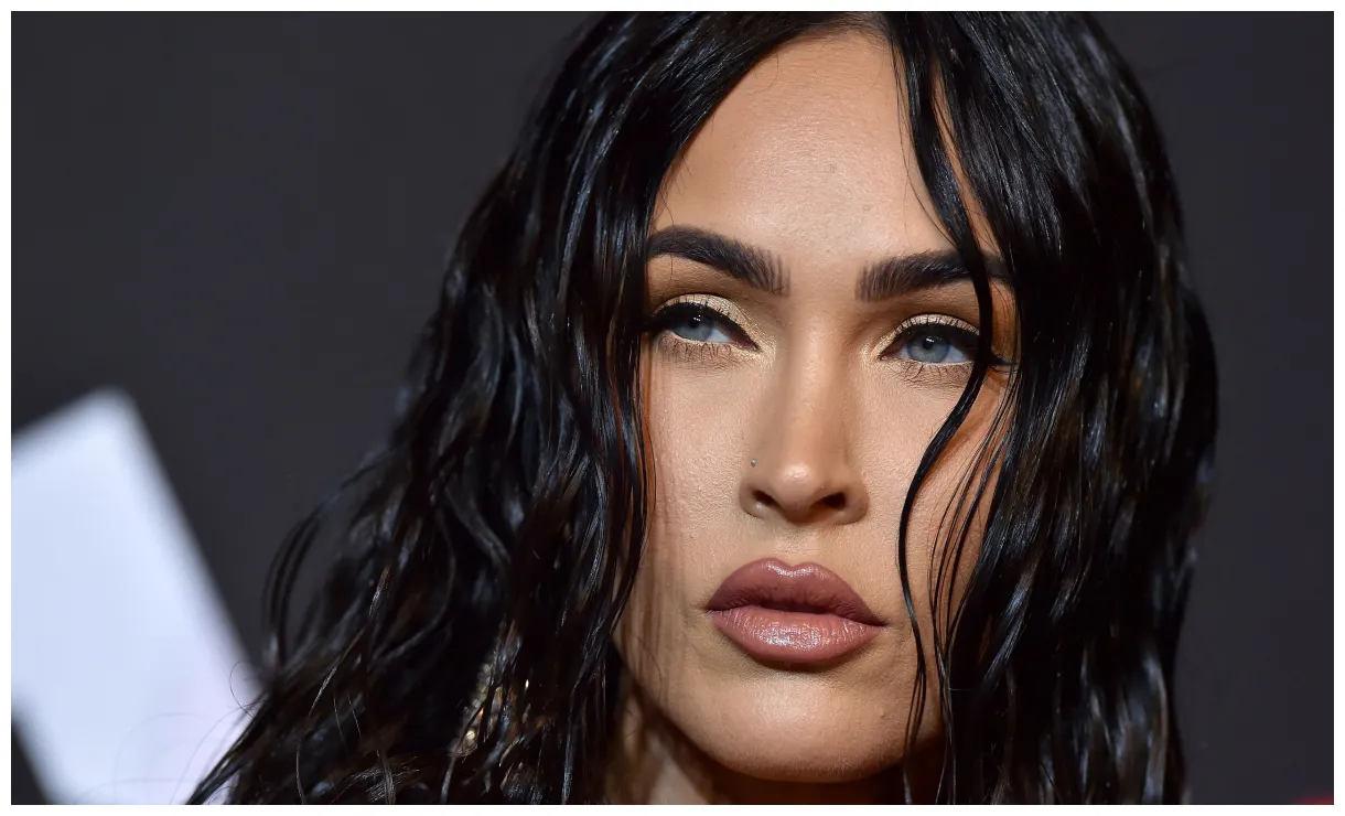 Debuted bangs inspired by a futuristic flight attendant — see