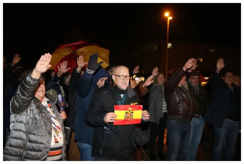 Louis-Alphonse de Bourbon assiste à la messe en l'honneur de Franco