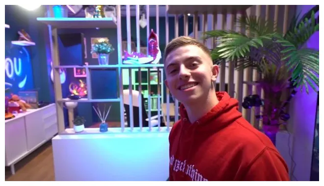 La cloison du studio de dans sa vidéo je vous prÉsente mon