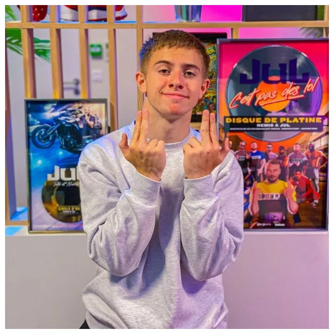 La sudadera gris que lleva en su cuenta de instagram @_yt