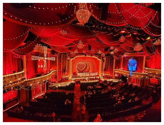 Great setting and great performance reviews, s moulin rouge