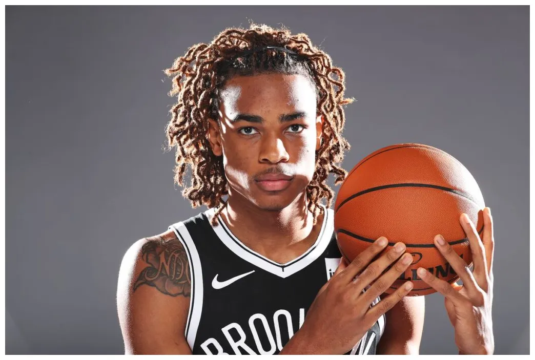 Stats, salary, net worth, age, height, girlfriend