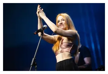 Noemi, chi è e come è cambiata la cantante e conduttrice del concerto