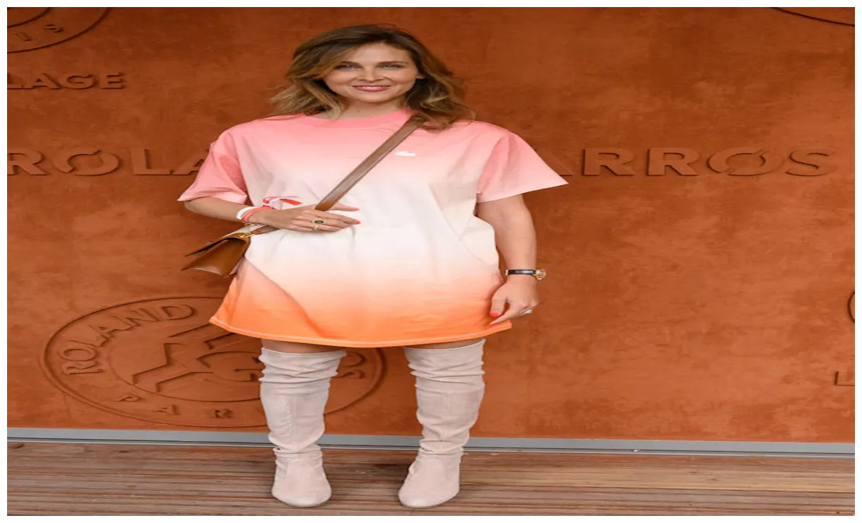 Ophélie meunier en robe t-shirt à motif tie and dye