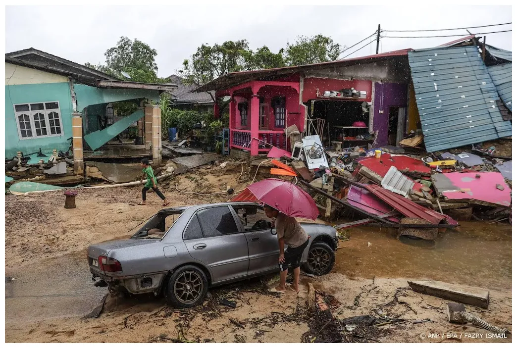 Overstromingen in zuiden thailand en maleisië door stortregens