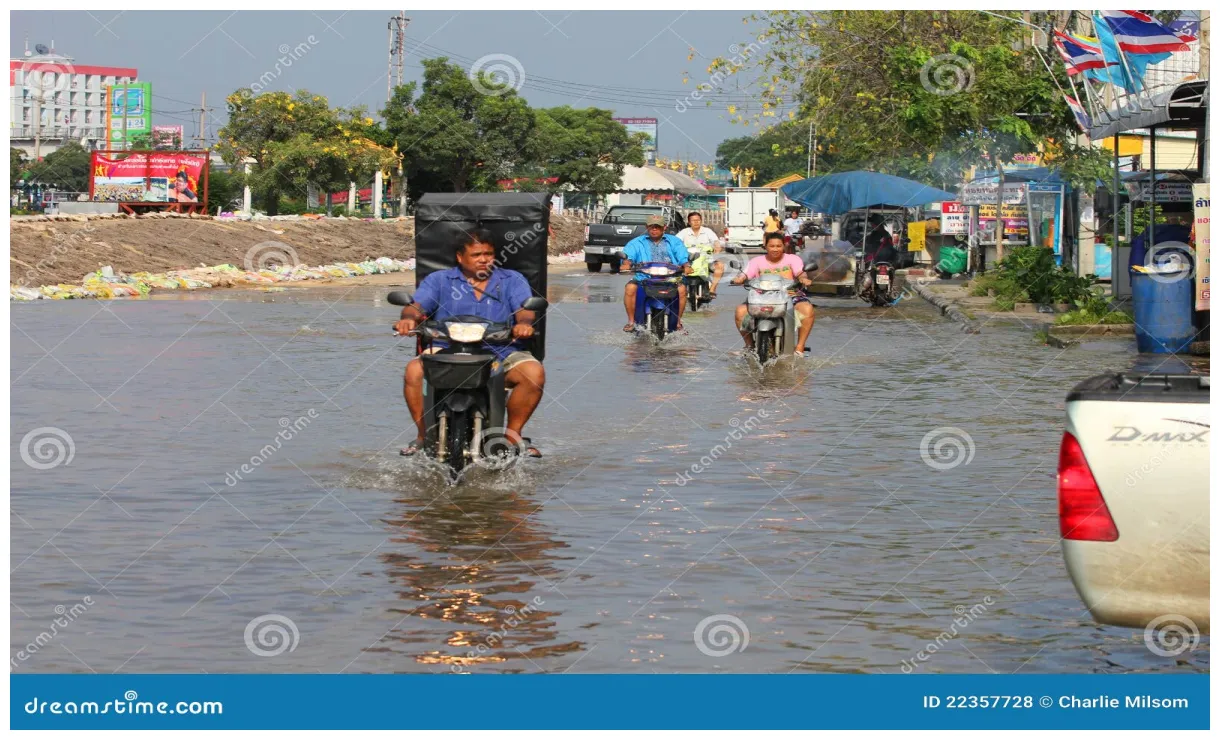 Overstroming in thailand. redactionele stock foto. of licht
