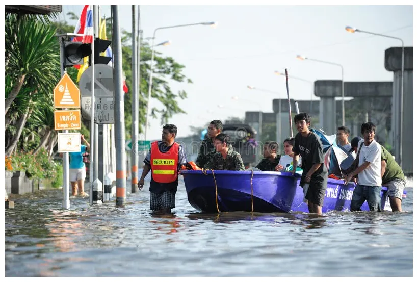 Overstroming in thailand. redactionele stock foto. afbeelding bestaande