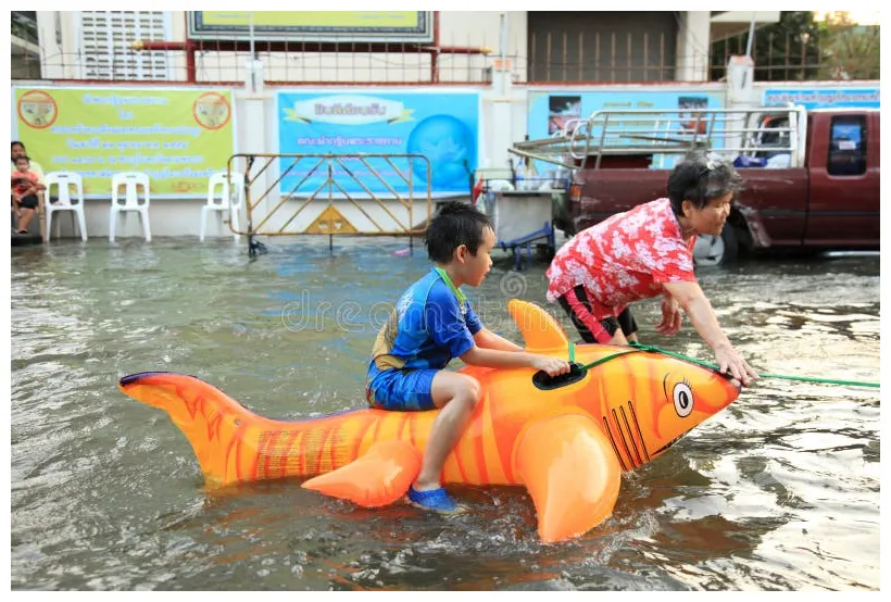 Overstromend in bangkok, thailand redactionele stock foto of