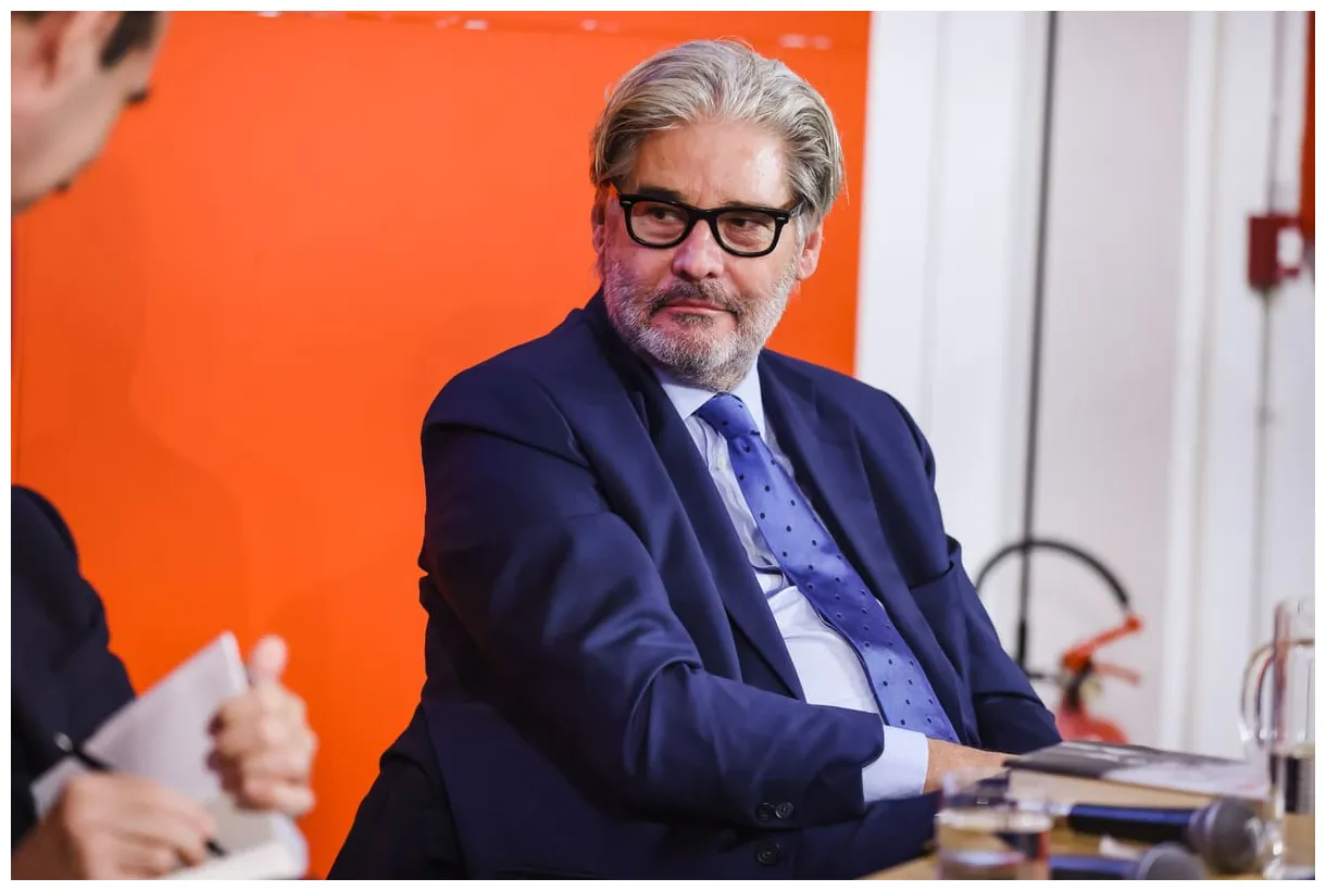 Con il megafono a dritto e rovescio