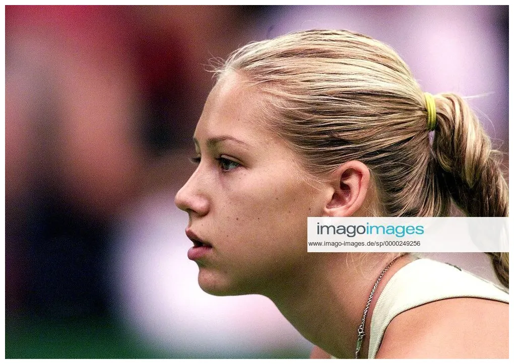 Anna Kournikova (Russland) konzentriert Tennis Damen Porsche Cup 2000