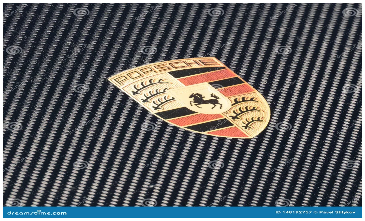 Porsche-Logo auf Haube redaktionelles stockfotografie. Bild von