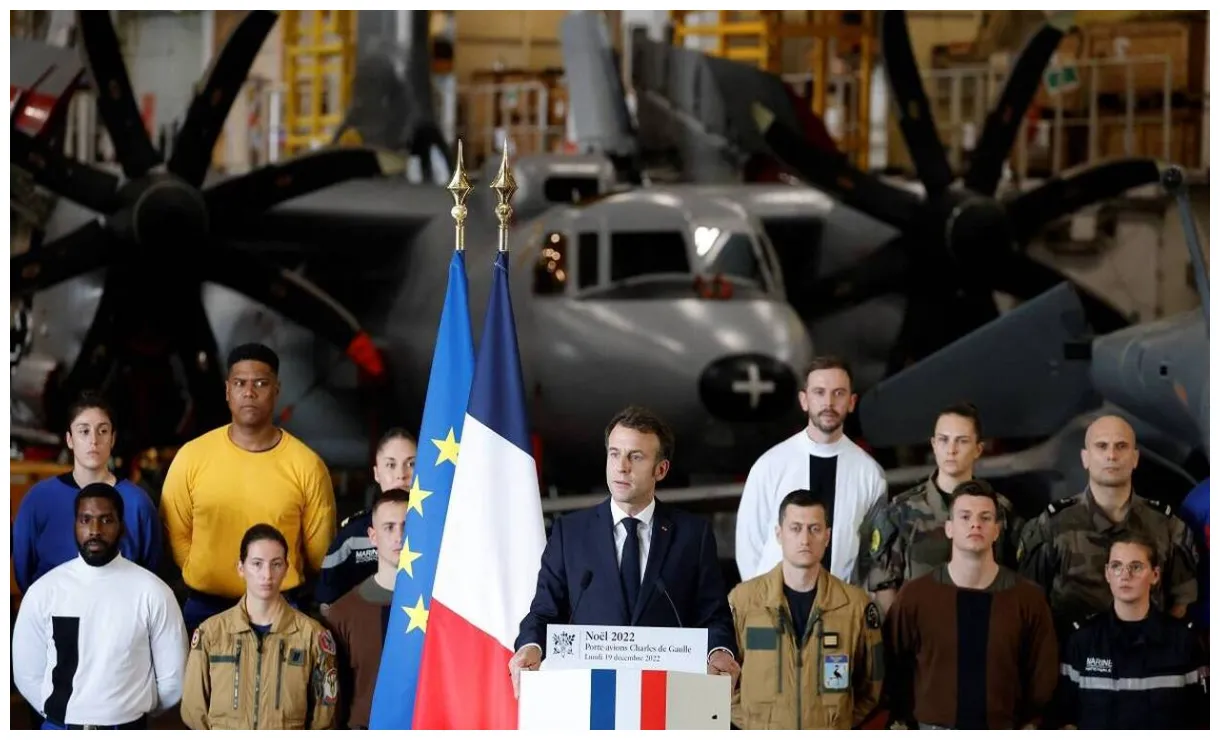 Emmanuel macron félicite les marins du porte-avions « charles de gaulle