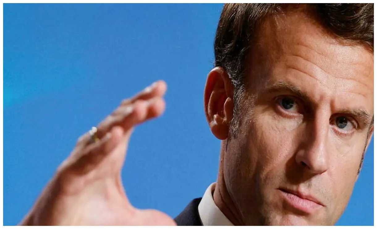 Macron rejoint le porte-avions « charles de gaulle » pour le noël avec