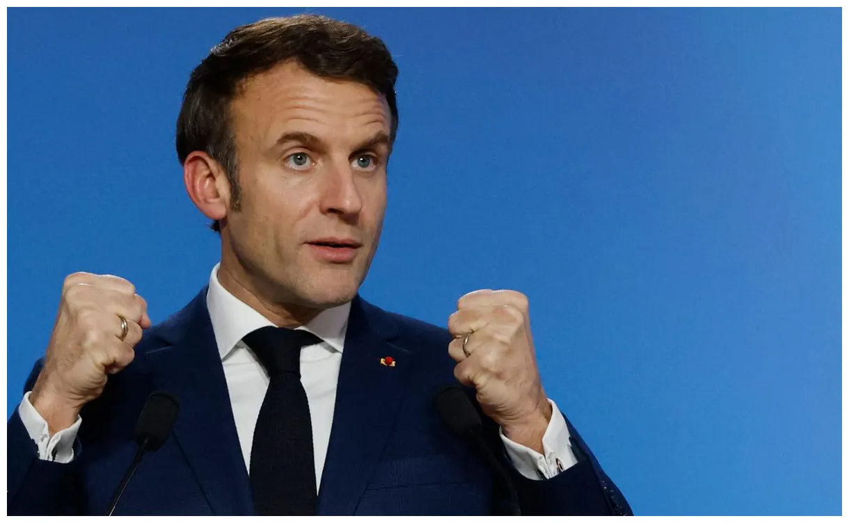 Emmanuel macron rejoint le porte-avions charles de gaulle pour le noël