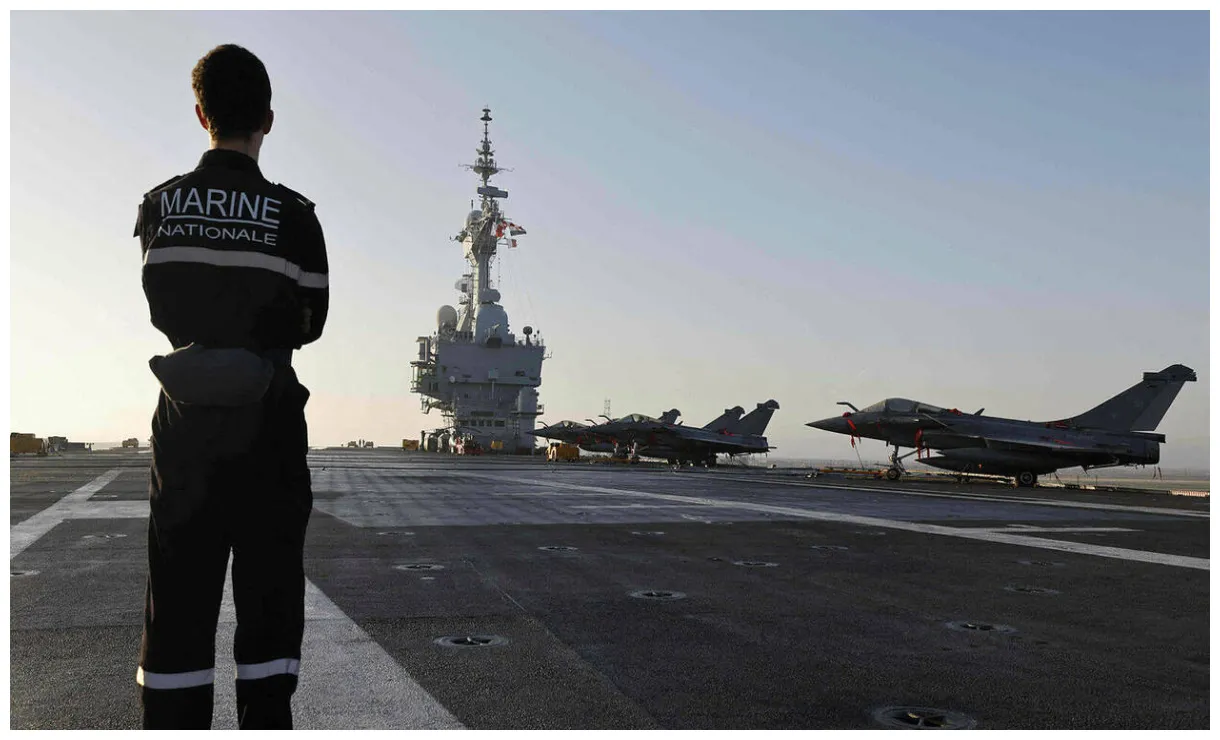 Emmanuel macron rejoint le porte-avions charles de gaulle pour le