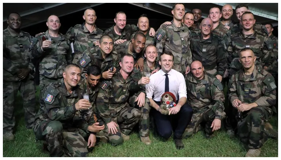 Emmanuel macron sur le porte-avions charles de gaulle pour le noël des