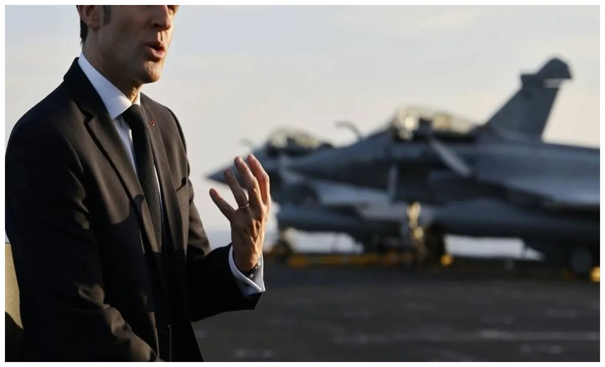 Après la défaite des bleus, macron en chef des armées sur le charles de