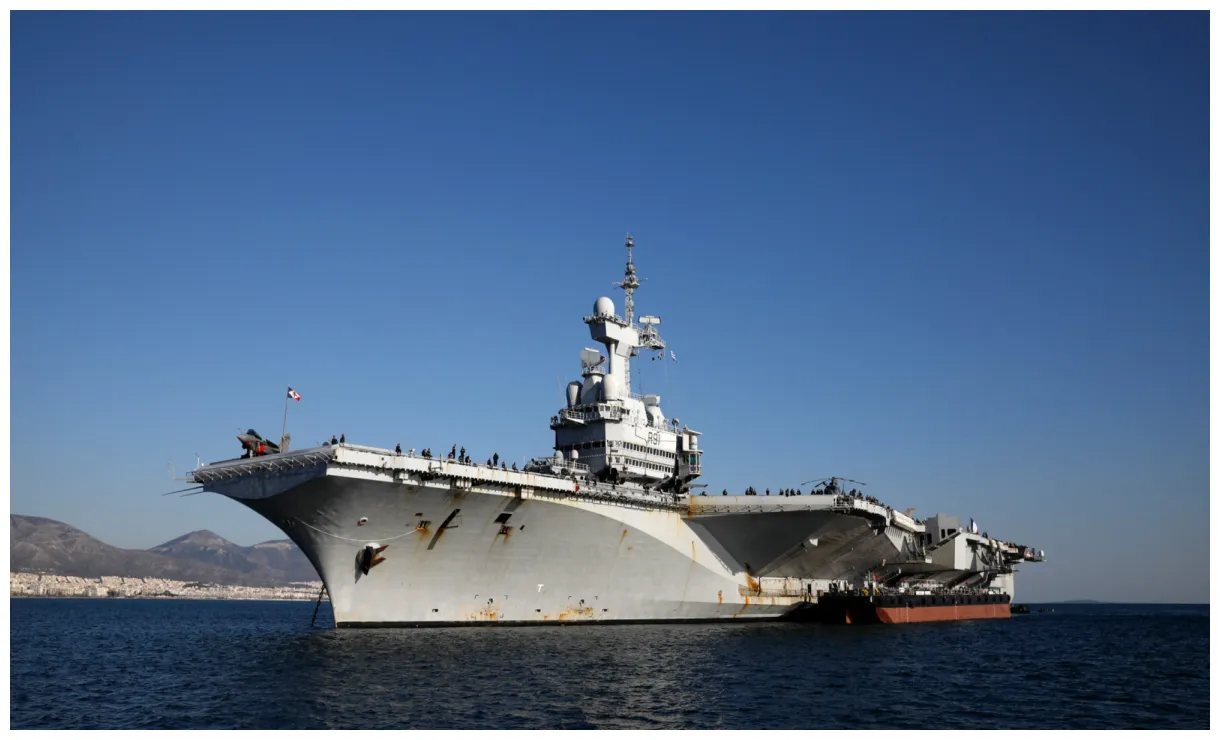 Emmanuel macron rejoint le porte-avions charles de gaulle pour fêter