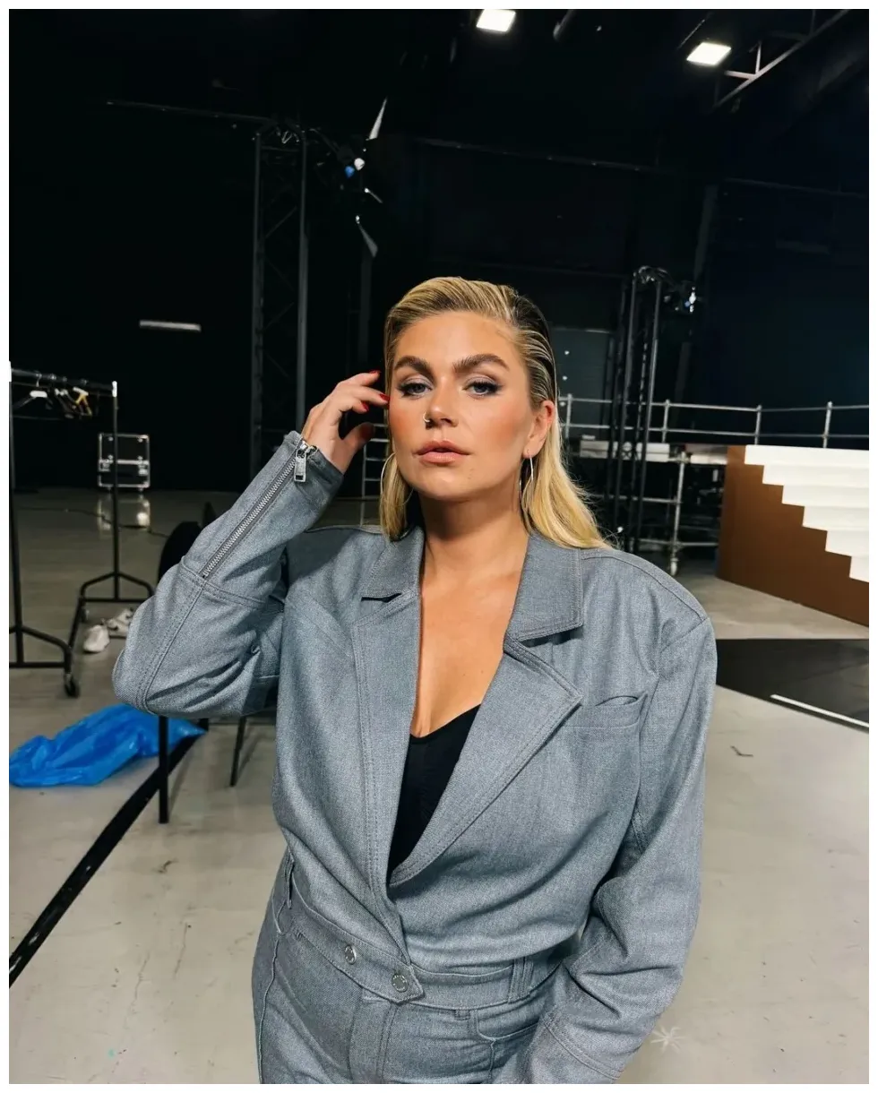 Foto’s deelt backstage foto’s met een diep decolleté