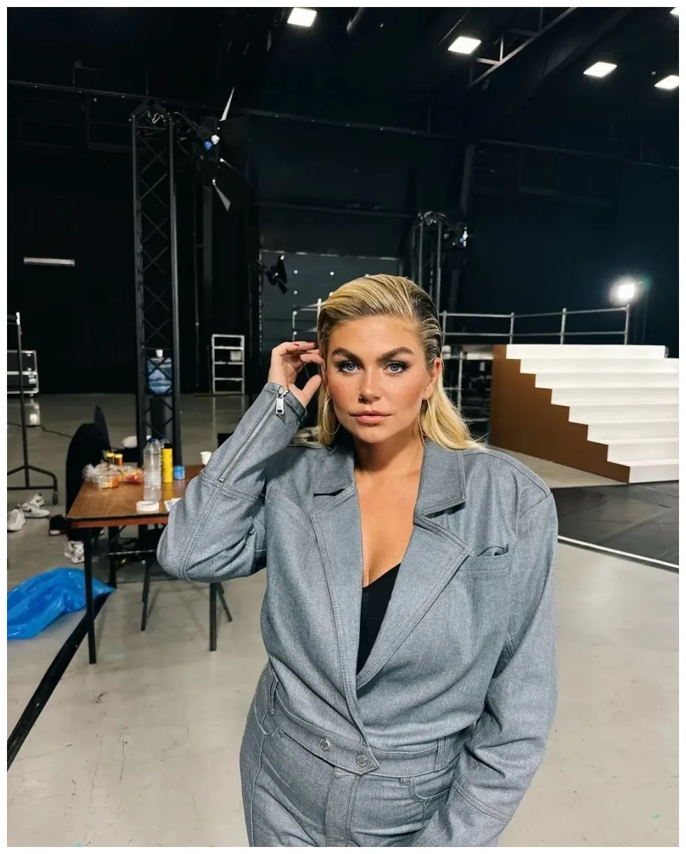 Foto’s deelt backstage foto’s met een diep decolleté