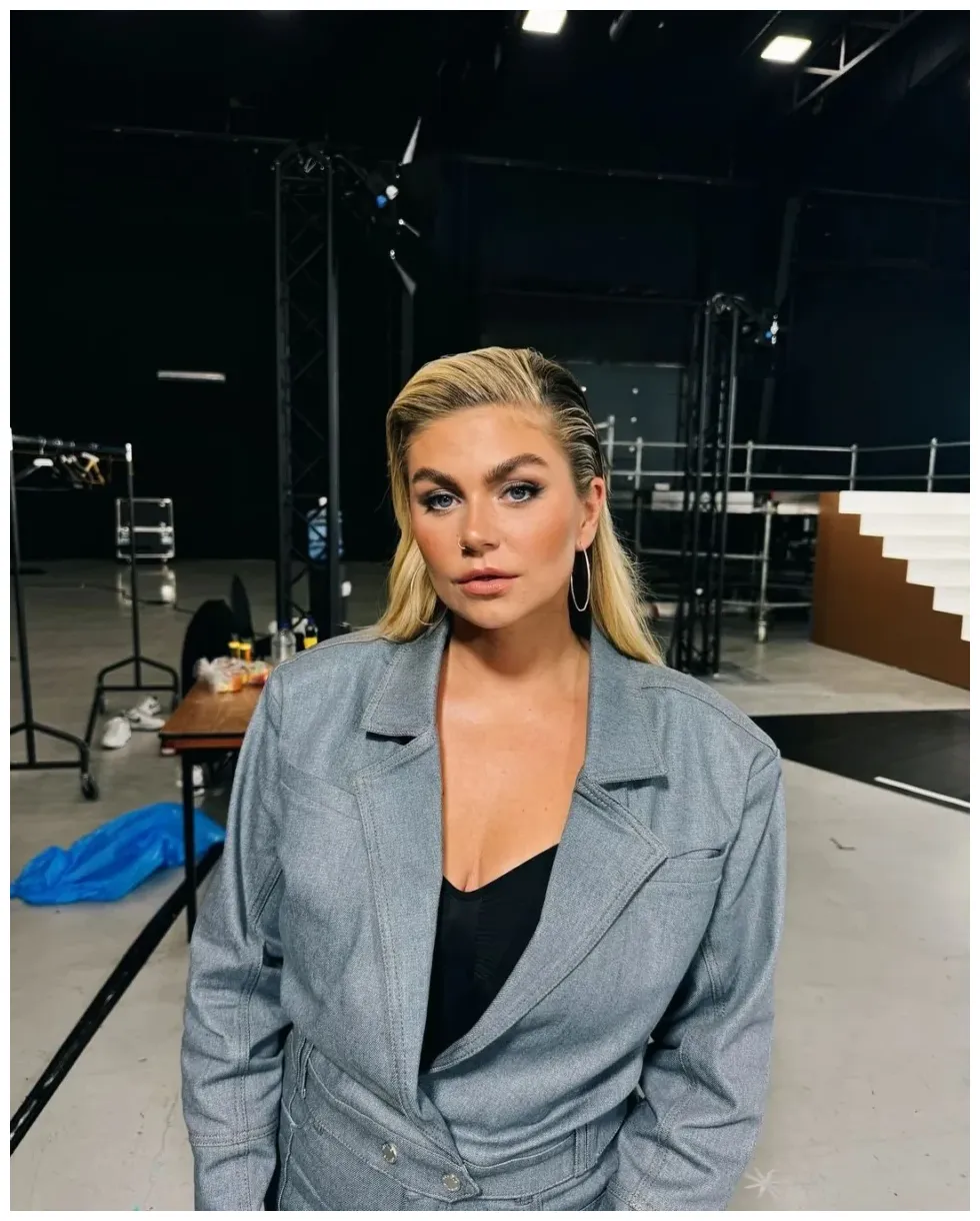 Foto’s deelt backstage foto’s met een diep decolleté