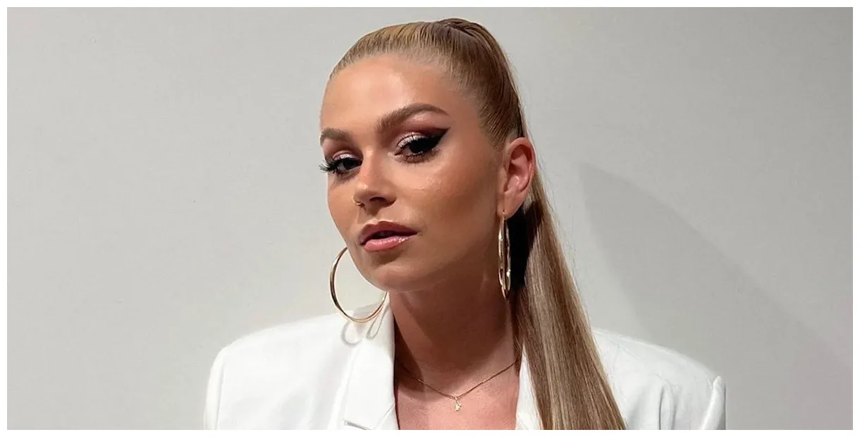 Foto's 30 deelt gewaagde foto's in strak topje op