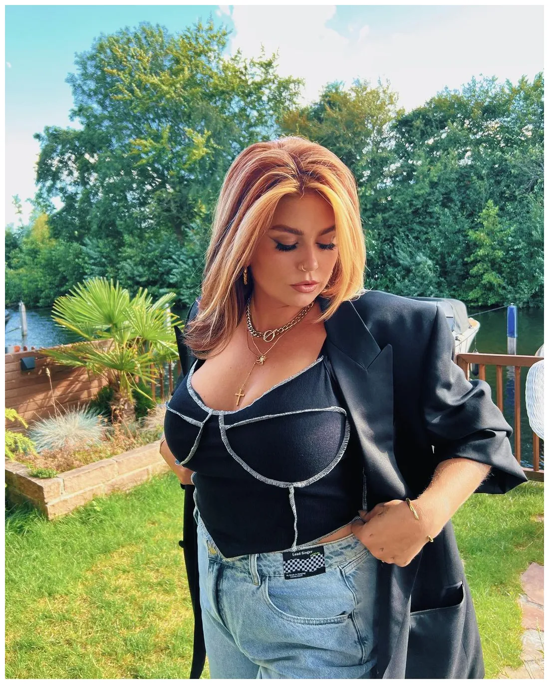 Foto's 30 deelt gewaagde foto's in strak topje op