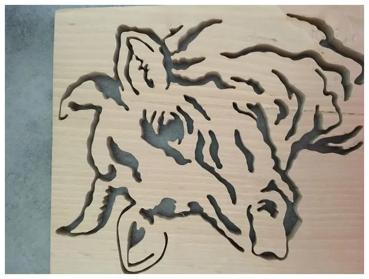 Scie à découper, chantournage, pochoir silhouette