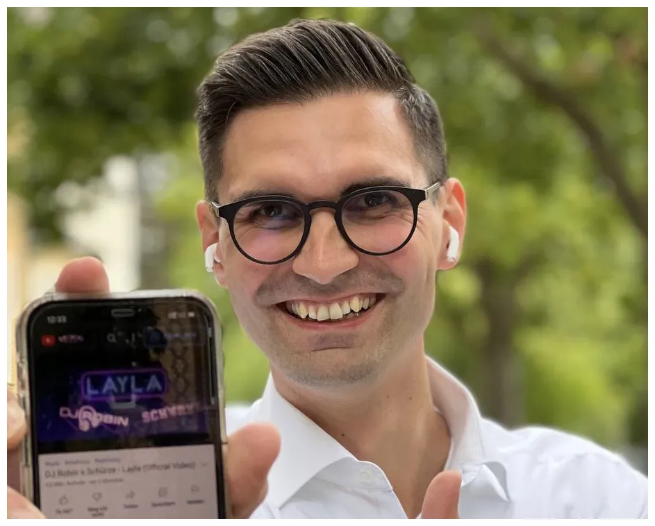 On twitter "als bekennender party- und schlagerfan freue