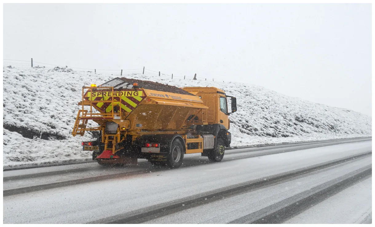 Uk weather two day snow and ice warnings as britain freezes in -10c